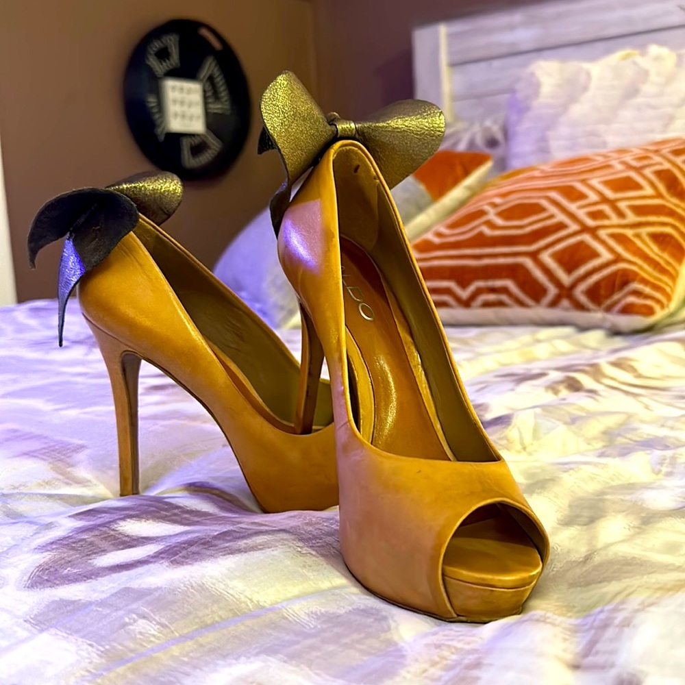 Adorable Heels with Bow Accents on Back- PRECIOUS ✔️🎀❤️